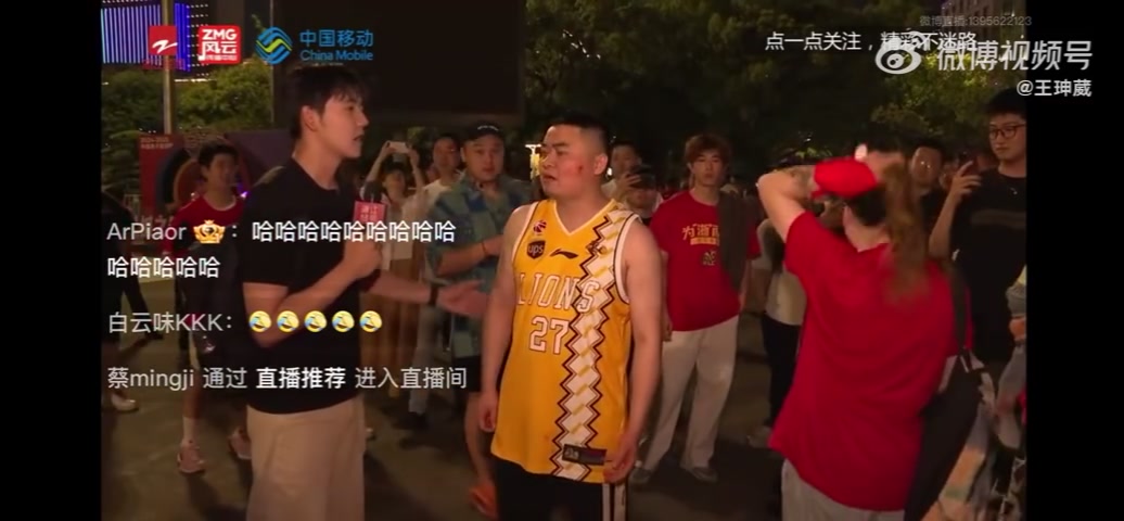 广厦球迷接受采访对判罚表达不满 扬言看这场球像在自己脸上拉屎